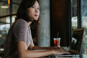 Girl looking for online part-time jobs for college students in a coffee shop