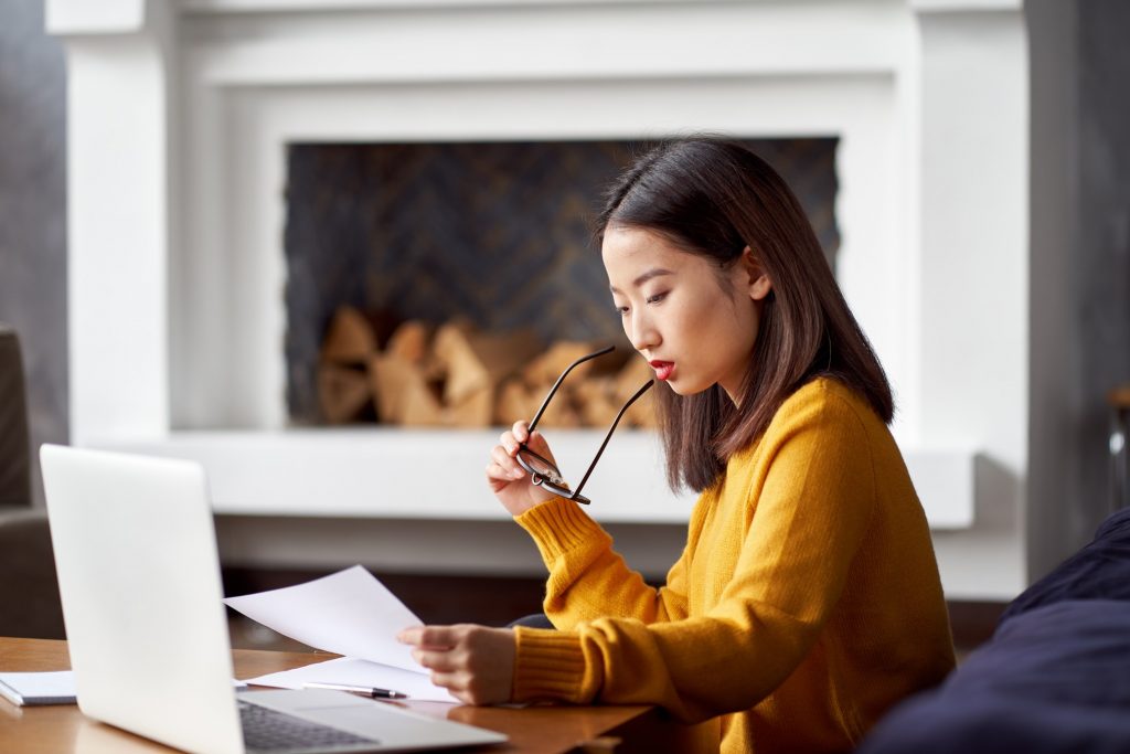 job seeker updating her resume before applying on the best job search sites